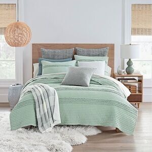 Koolaburra Seafoam Green Sansa KING Quilt Set
1 Quilt Two Shams
Retail $200
NEW